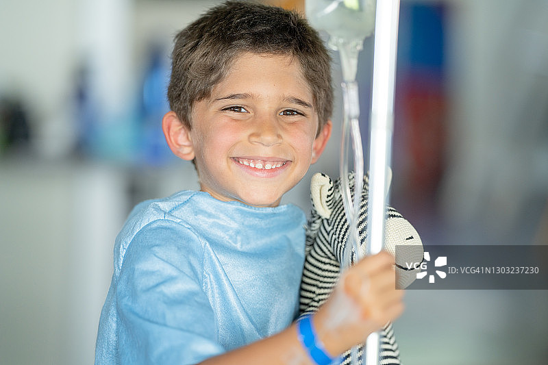 医院里一个快乐微笑的男孩图片素材