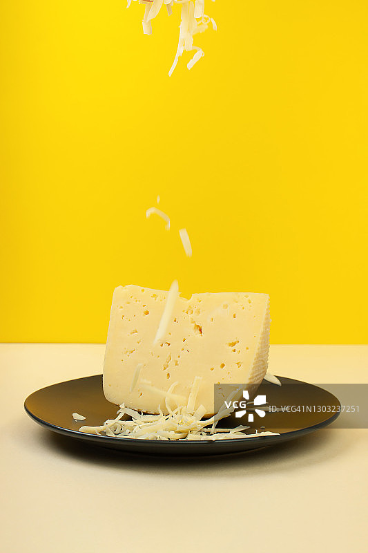 盘子里的奶酪块图片素材