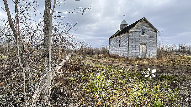 加拿大草原上的一座天主教堂遗址图片素材