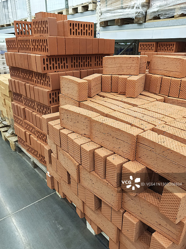 在商店里售卖砖块图片素材