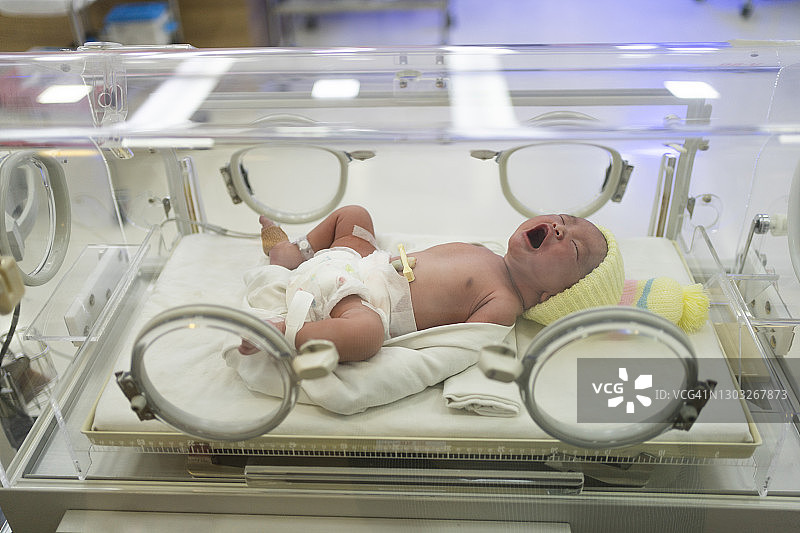 亚洲新生婴儿在保温箱中哭泣图片素材