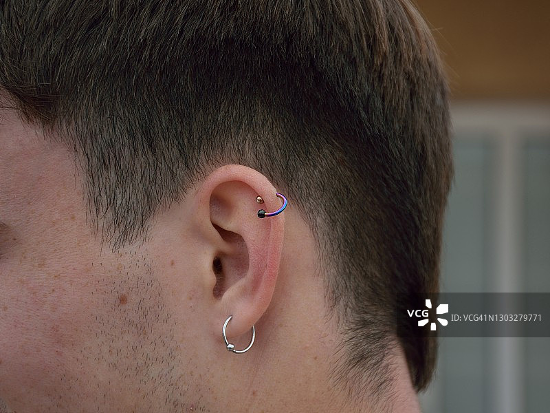 戴着两个耳环的青少年男孩图片素材