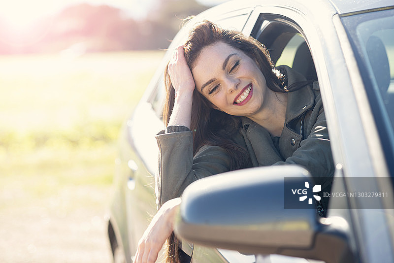 倒车镜中映出的爱美女人图片素材