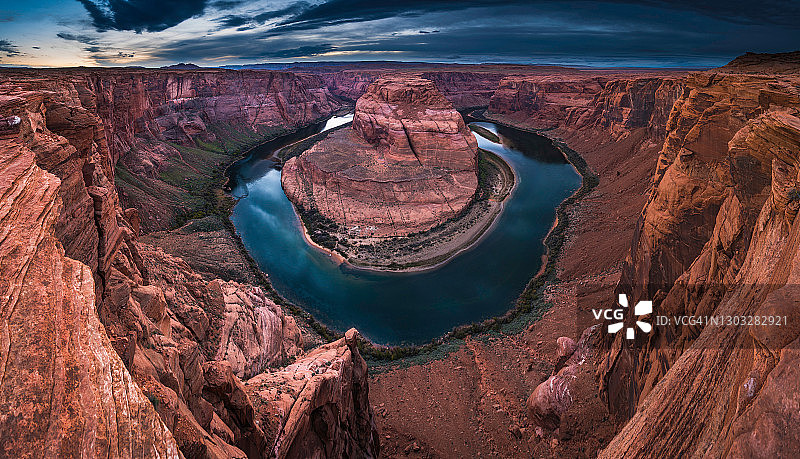 美国亚利桑那州科罗拉多河马蹄湾峡谷沙漠全景图片素材