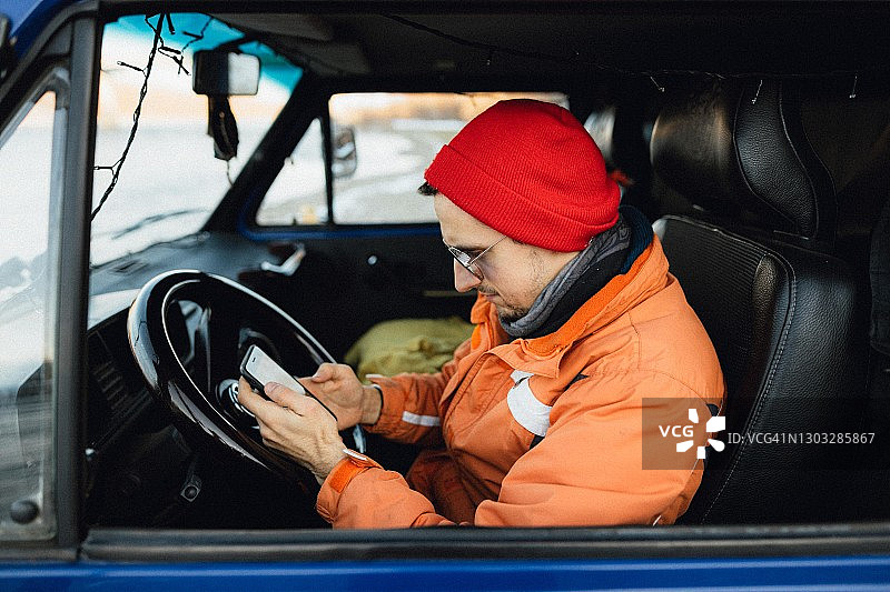 年轻人用智能手机搜索路线图片素材