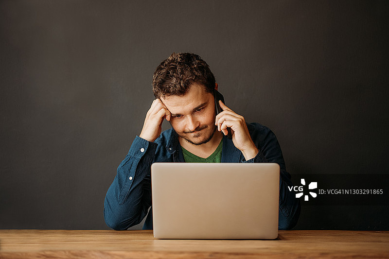 在电脑上收到坏消息的自由职业男子图片素材