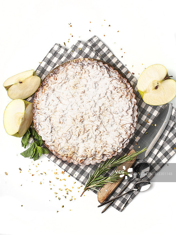 白色背景上的苹果馅饼美食摄影，顶视图图片素材