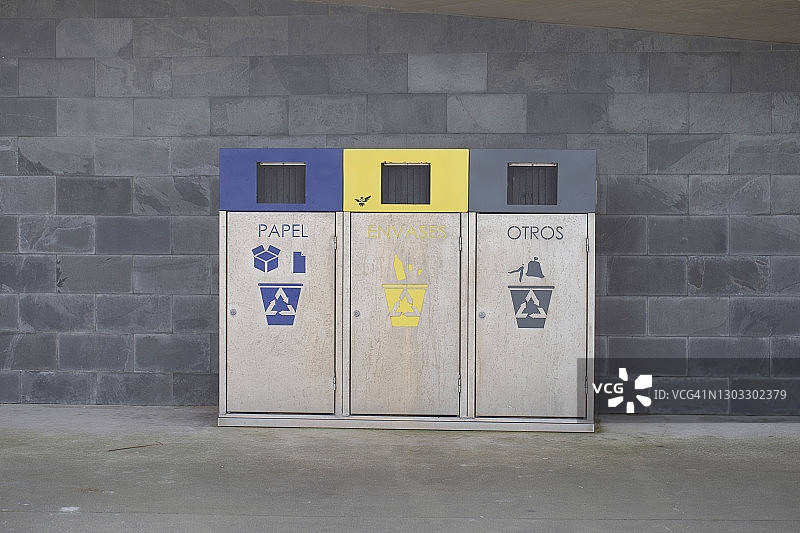 三个回收箱图片素材