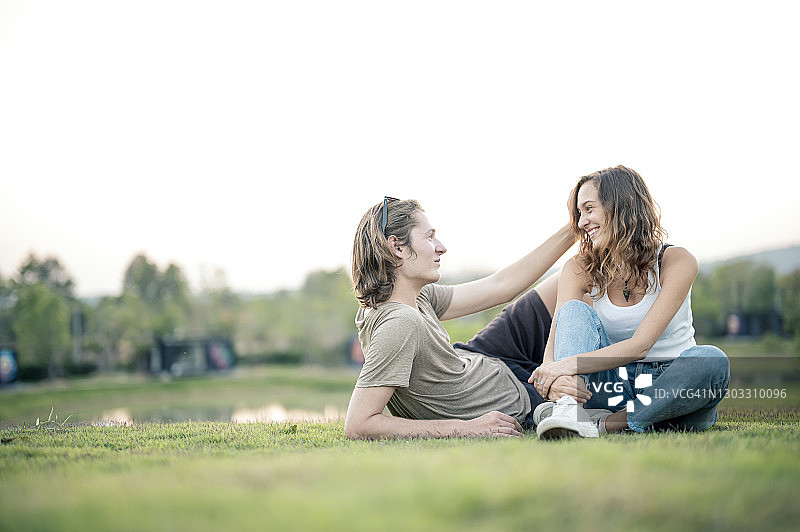 年轻夫妇户外草地休闲时光图片素材