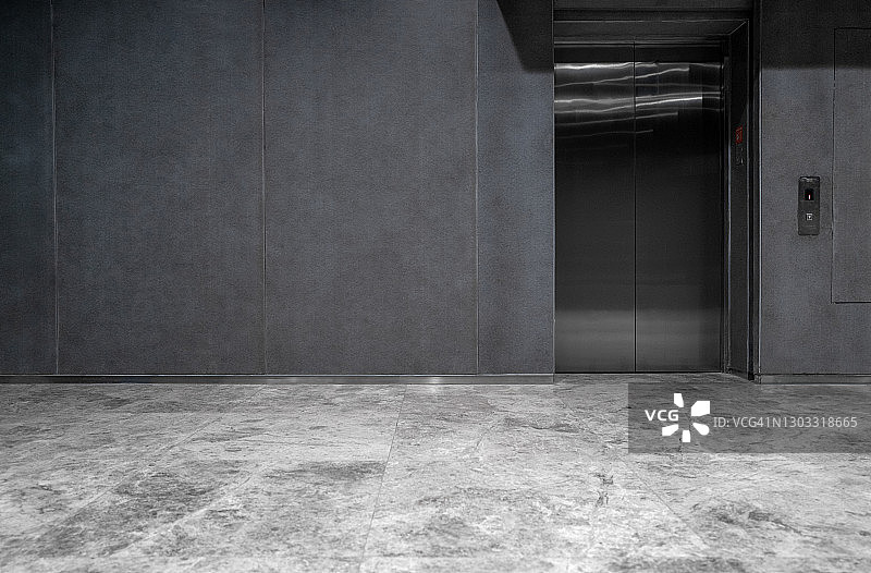 深色墙壁和瓷砖地板与电梯门图片素材