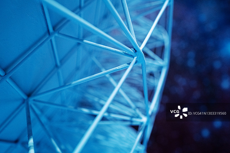 金属框架组成的抽象图形图片素材