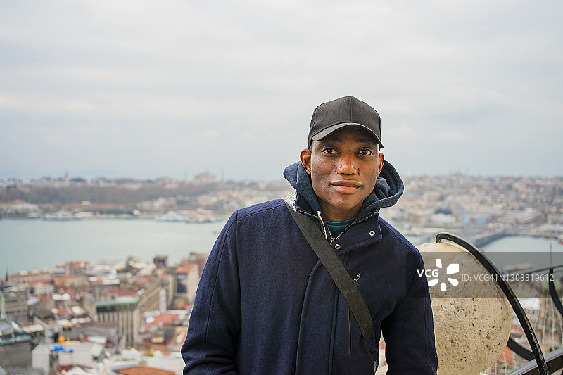 在加拉塔石塔里的男人图片素材