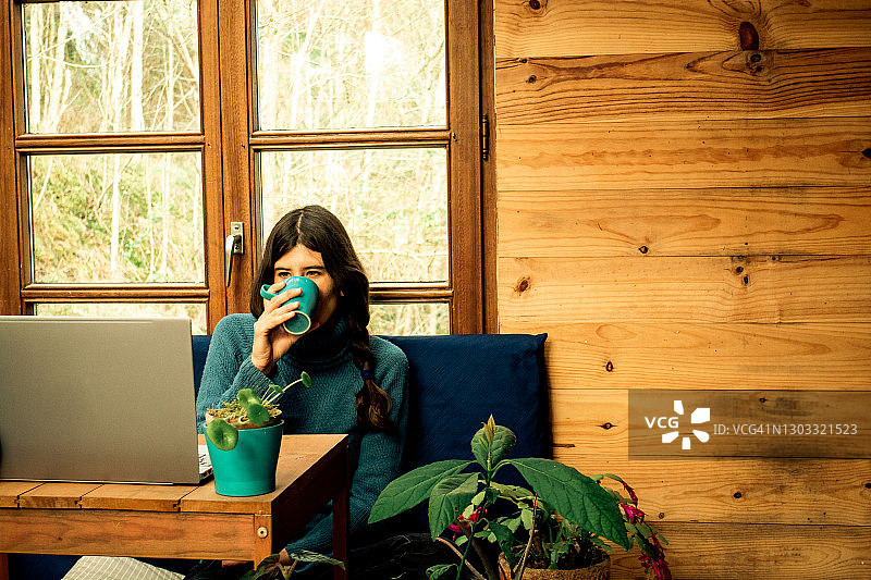 女人在家看电脑放松时刻图片素材