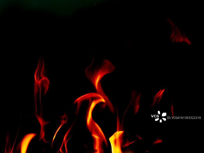 黑色背景上的火焰燃烧效果，抽象的火焰显示高能量，适用于图形创意设计图片素材