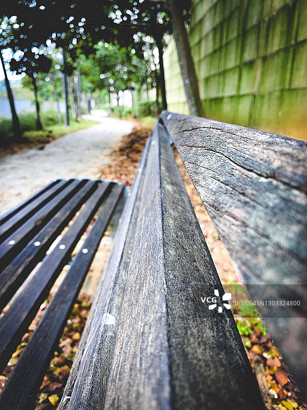 空荡荡的公园长椅图片素材