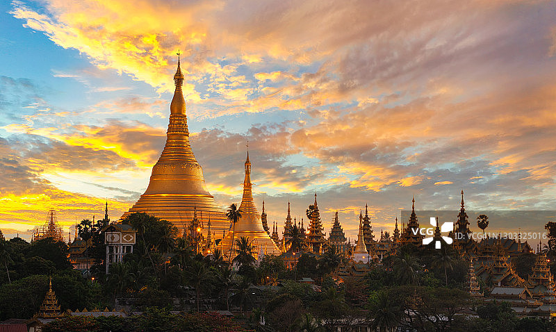 缅甸仰光大金塔在日落阳光下的金色寺庙美景图片素材