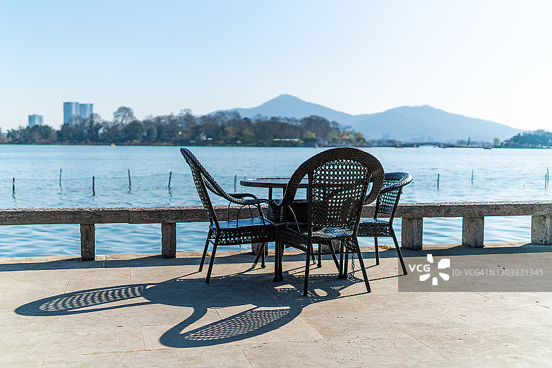 湖边的椅子和座位区图片素材