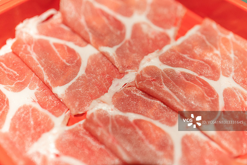 用于日式牛肉火锅的生牛肉图片素材
