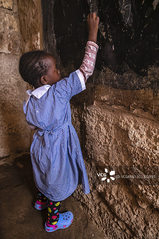 非洲小女孩在肯尼亚孤儿院学习英语图片素材