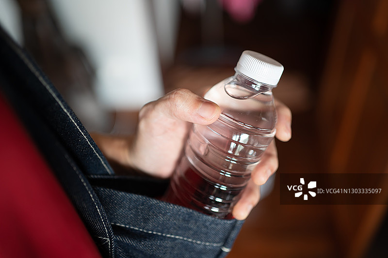 从手提袋里拿出水瓶图片素材