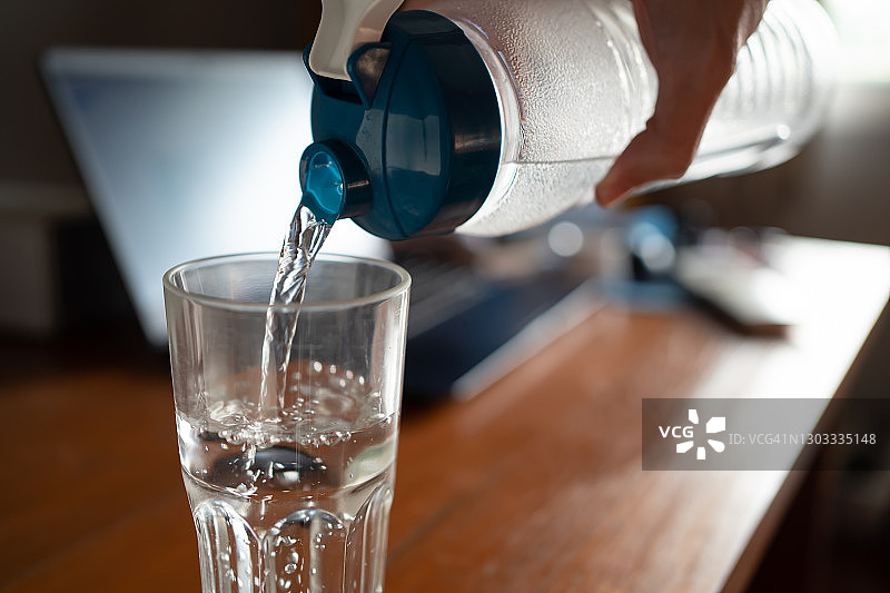 从塑料瓶中倒水图片素材