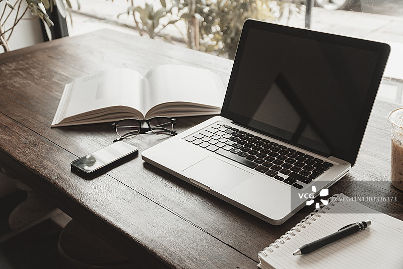 桌子上的空白屏幕笔记本电脑和移动设备屏幕模板图片素材