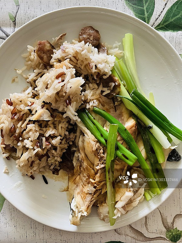 野生稻清蒸鲈鱼配葱图片素材