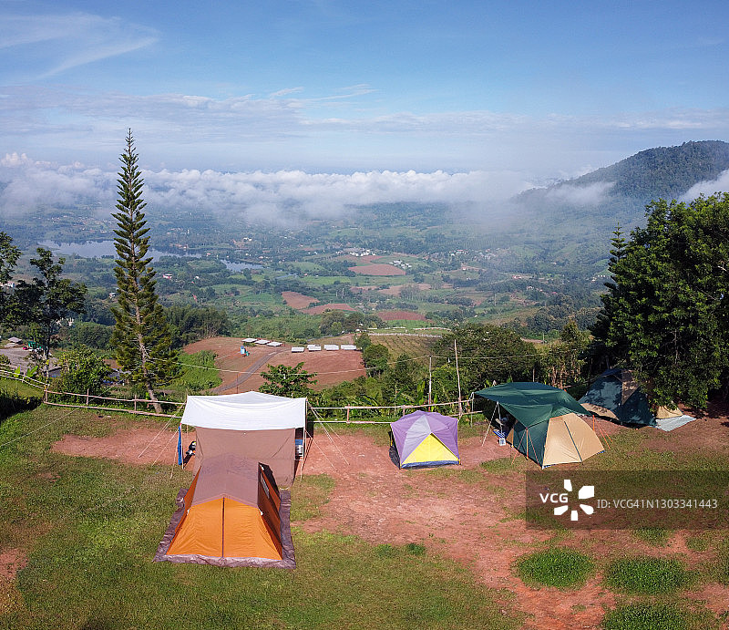 泰国北部雾海航拍，周末游客来此露营图片素材