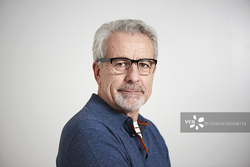 老年男人看着镜头图片素材