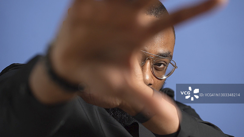 男人向镜头举手图片素材