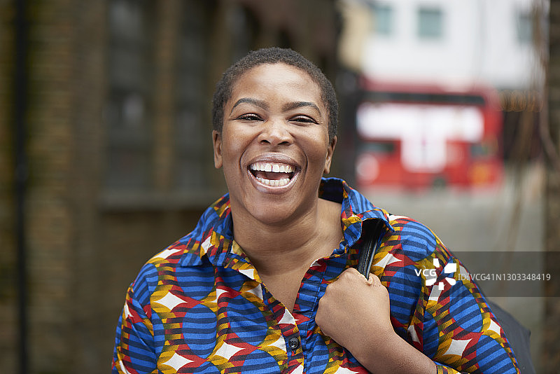 城市里快乐女人的肖像图片素材