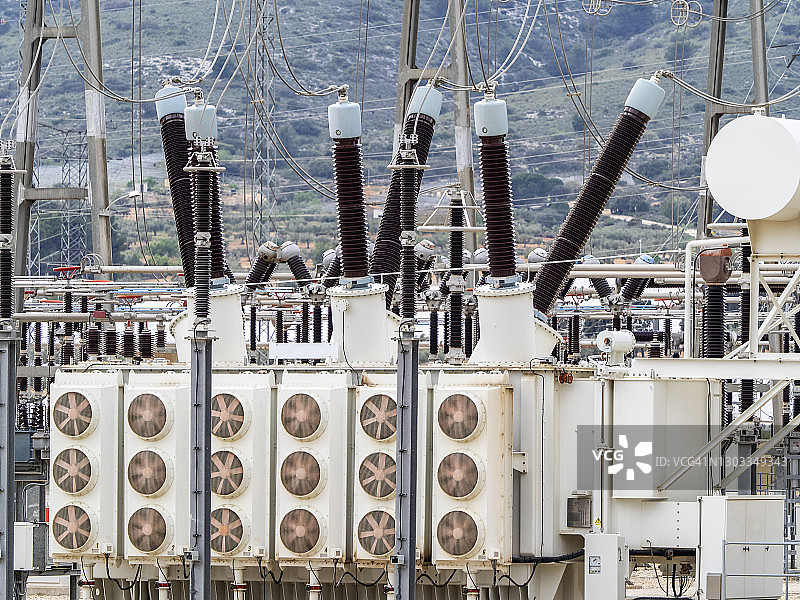 发电厂中的高压变压器图片素材