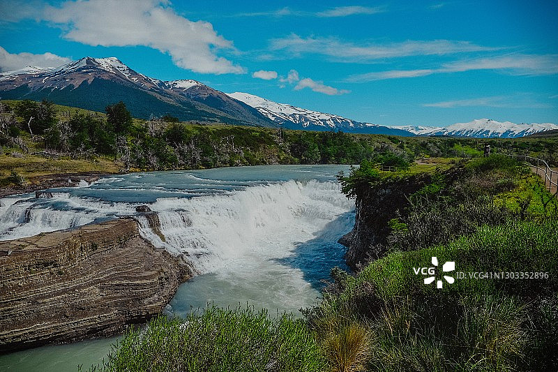 晴朗天气下托雷德尔潘恩公园的萨尔托格兰德瀑布景观图片素材