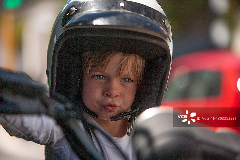 帅气男孩假装骑摩托车图片素材