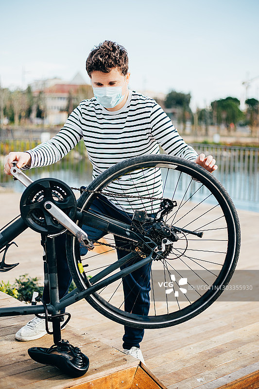 男人修理自行车链条图片素材