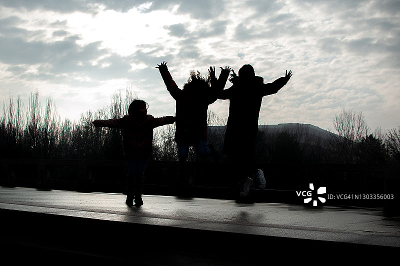 跳跃的三个女孩图片素材