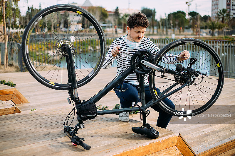 男人修理自行车链条图片素材