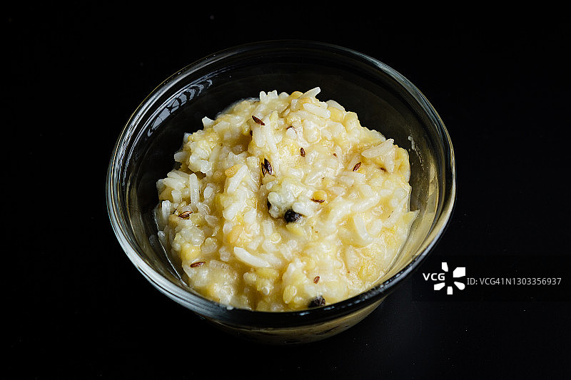带香料的简约印度混合粥图片素材