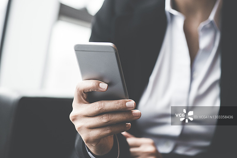 看手机的女商人图片素材