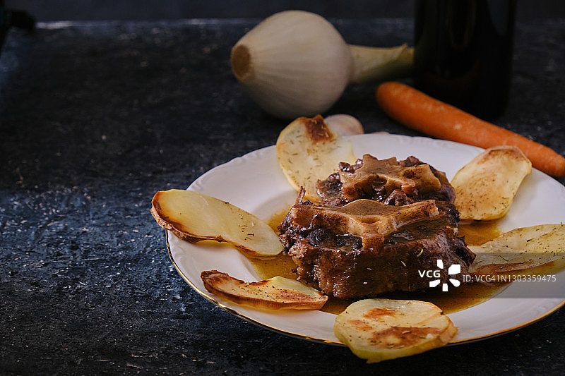 红酒烩牛尾配炸土豆，西班牙餐前小吃图片素材