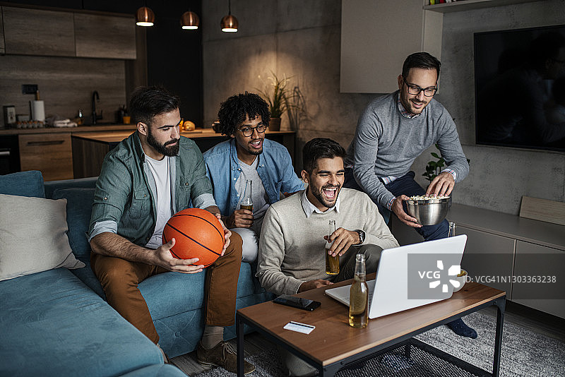 朋友们用笔记本电脑观看体育比赛图片素材