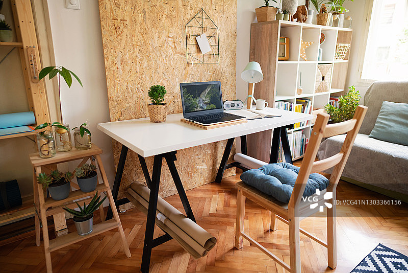 舒适小公寓里的创意工作空间图片素材