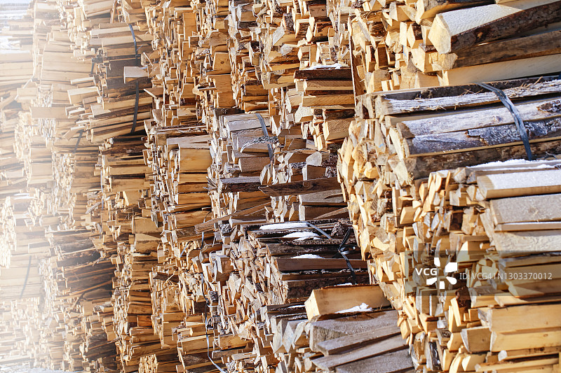 等待作为生物质分配用于供暖季节的新鲜木材木刻图片素材