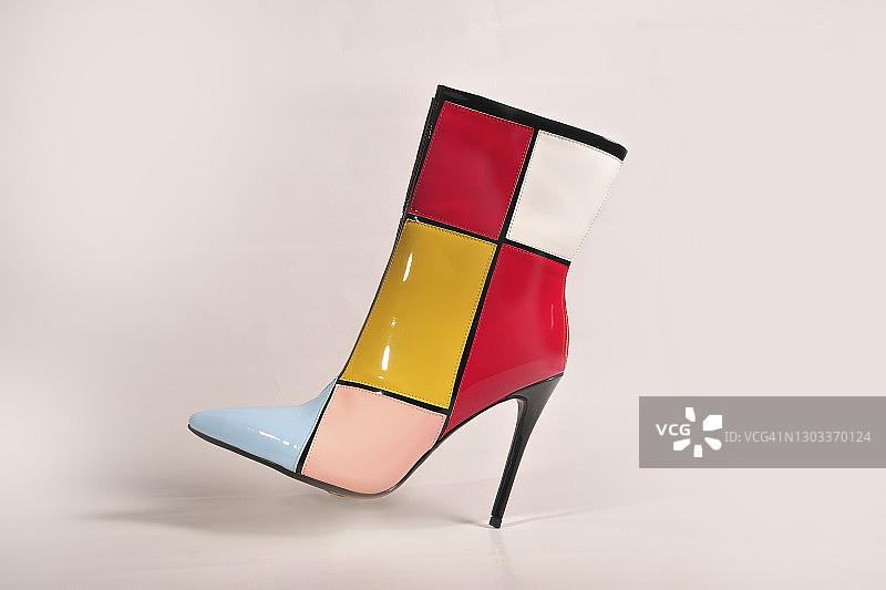 纯色背景上的彩色优雅高跟鞋图片素材