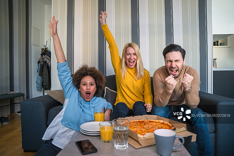 微笑的朋友们在家看比赛一起欢呼图片素材