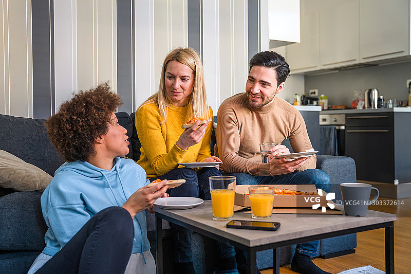 微笑的朋友们在家看比赛一起欢呼图片素材