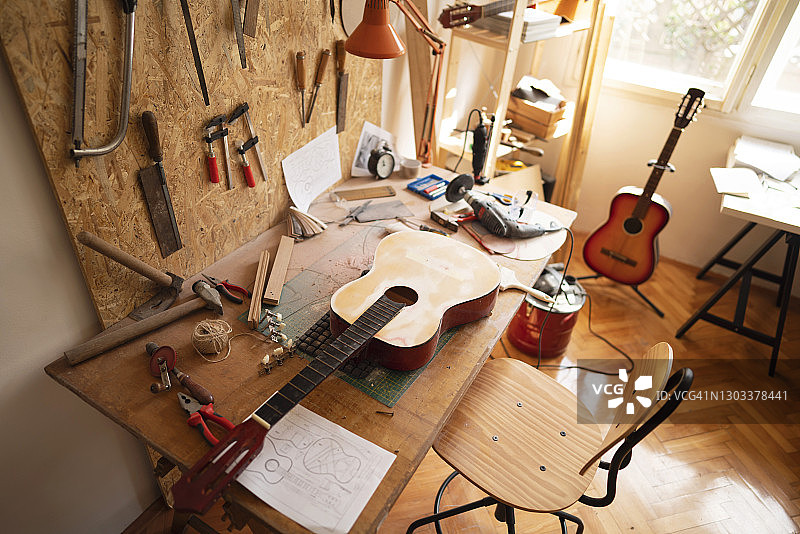 工匠工作室里的吉他图片素材