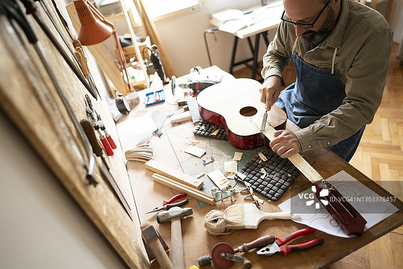 凿吉他琴颈图片素材