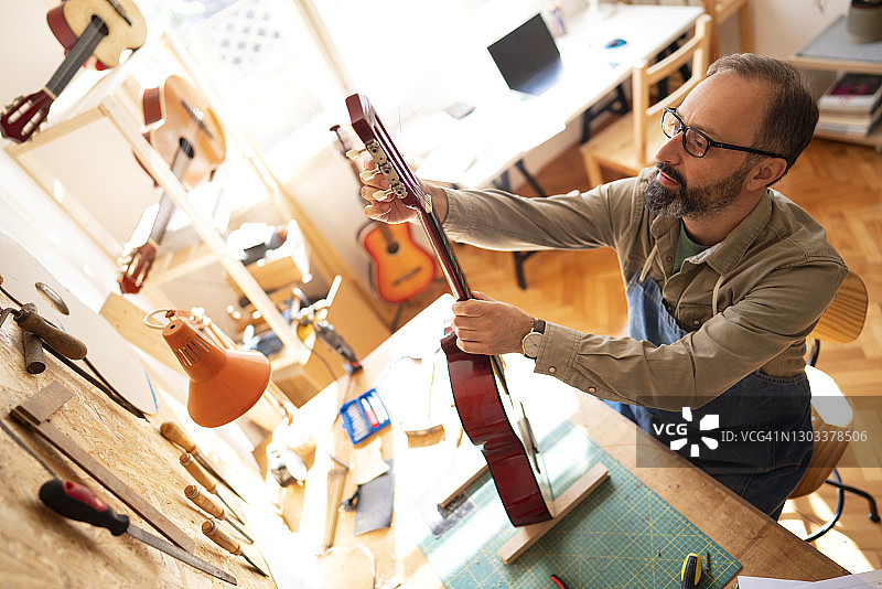 企业家在他的小型商业工作室里图片素材