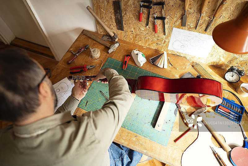 维修工在工作室图片素材